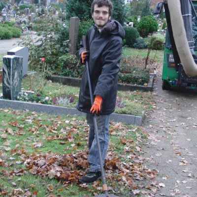 3 Ich harke das Laub zusammen..jpg