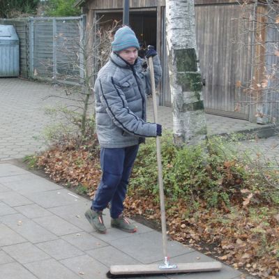Hier fege ich die Wege.