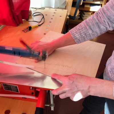 Bumerang-Rohling mit der Dekuoersäge (elektrische Laubsäge) aussägen.jpeg