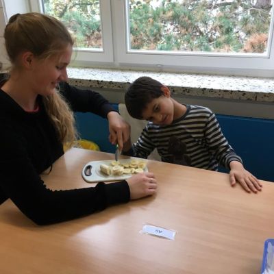 Klasse 1b macht Bananenmilchshakes (1).JPG