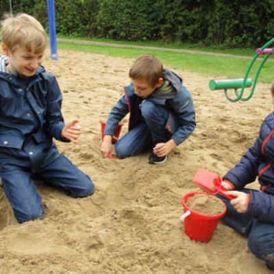 Klasse 3b auf dem Spielplatz 2.jpg