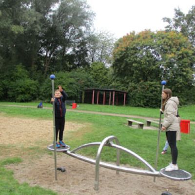 Klasse 3b auf dem Spielplatz 4.jpg