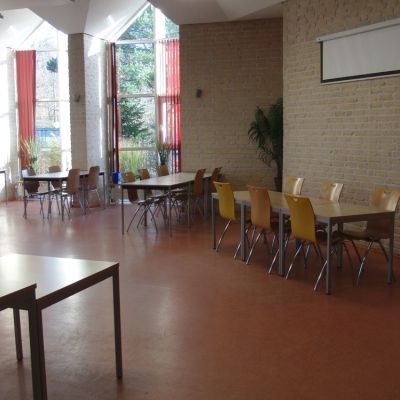 6-... mit den Tischen zum Essen..jpg