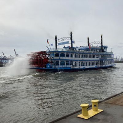 Ein Raddampfer im Hamburger Hafen!.jpg