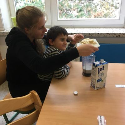 Klasse 1b macht Bananenmilchshakes (2).JPG
