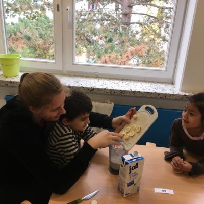 Klasse 1b macht Bananenmilchshakes (3).JPG