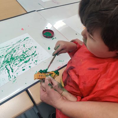 Klasse 2b - Wir malen mit Spielzeugautos017.jpg