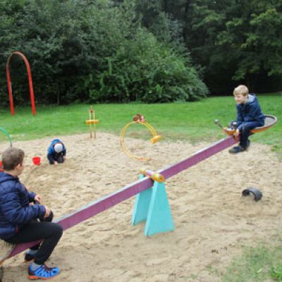 Klasse 3b auf dem Spielplatz 3.jpg