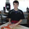Lucas schneidet Tomaten.