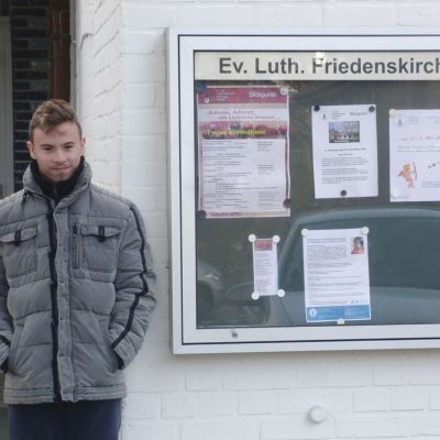 Ich vor der Kirche.