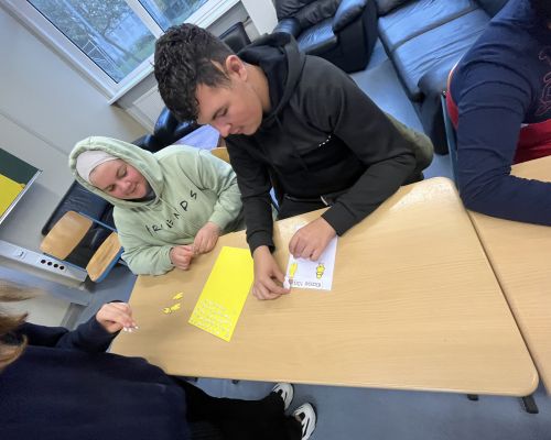 5. Die gelben sind die Klassensprecher-innen..jpg