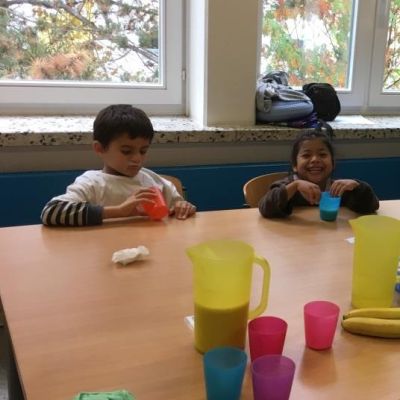 Klasse 1b macht Bananenmilchshakes (9).JPG