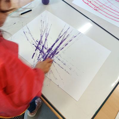 Klasse 2b - Wir malen mit Spielzeugautos05.jpg