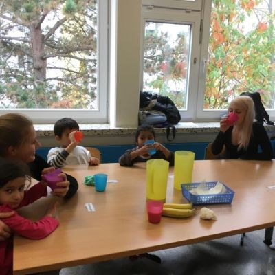Klasse 1b macht Bananenmilchshakes (10).JPG