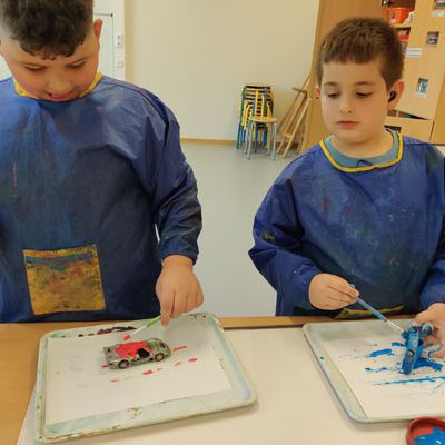Klasse 2b - Wir malen mit Spielzeugautos04.jpg