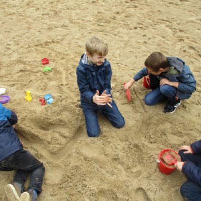 Klasse 3b auf dem Spielplatz 1.jpg