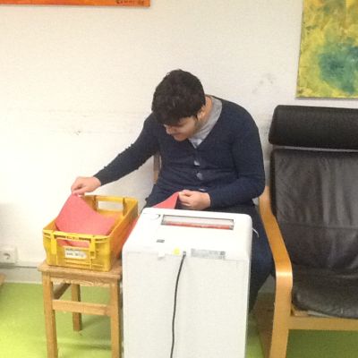 Mostafa schreddert Akten.