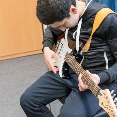 Alen spielt Gitarre.