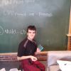 Lucas schreibt die Tagesgerichte an eine Tafel.