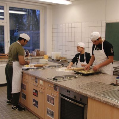2. Die Jungs backen..jpg