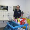 Kim-Lai bei der Hausreinigung.