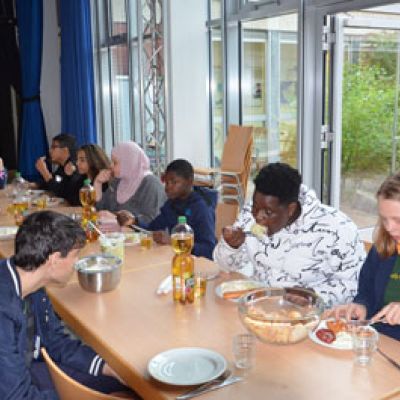 30-Es gab Würstchen und Kartoffelsalat..jpg