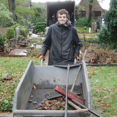 7 Arbeitsgeräte Schubkarre, Besen und Harken..jpg