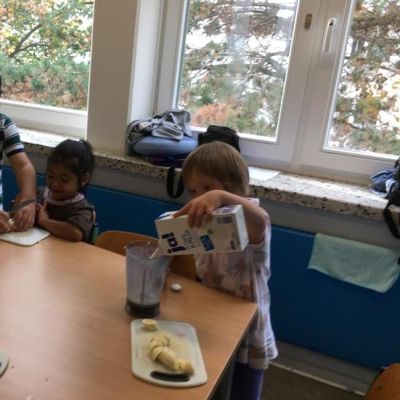 Klasse 1b macht Bananenmilchshakes (5).JPG