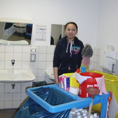 Kim-Lai bei der Hausreinigung.