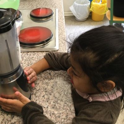 Klasse 1b macht Bananenmilchshakes (7).JPG