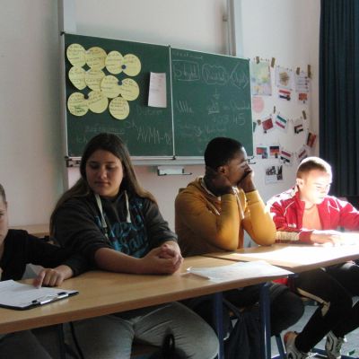2-Leon liest eine Frage vor..jpg