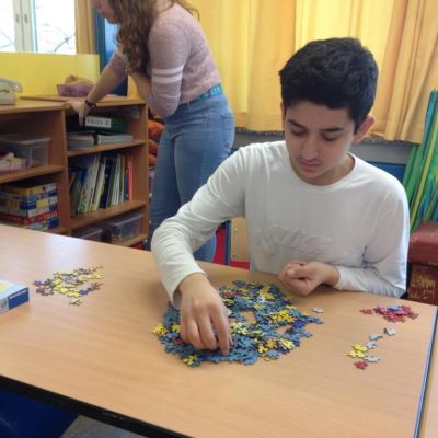 2018-01-30 die 7b puzzelt ein 500-Teile-Puzzle (1).JPG