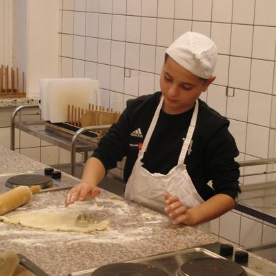 7. Teig ausrollen und ausstechen..jpg