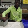 Joel arbeitet in der Montage