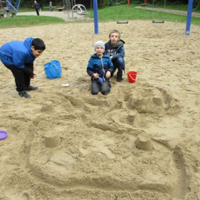 Klasse 3b auf dem Spielplatz 5.jpg