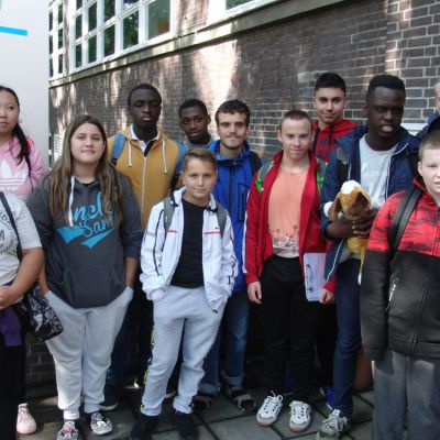 14-Klasse 10b-vor der Schule Uferstraße.jpg