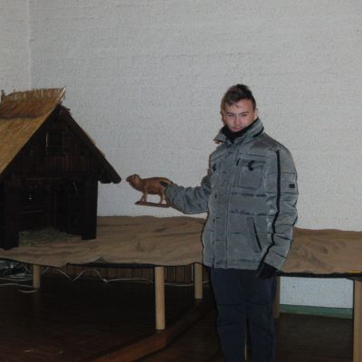 Ich helfe bei der Krippe.