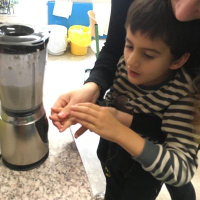 Klasse 1b macht Bananenmilchshakes (8).JPG