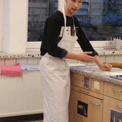 11. Der Teig muss immer wieder geknetet werden..jpg