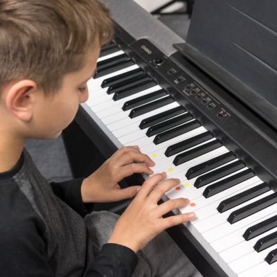 Jeshua spielt Keyboard.