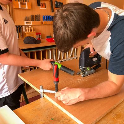Arbeit mit der elektrischen Stichsäge.jpeg
