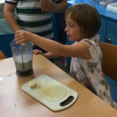 Klasse 1b macht Bananenmilchshakes (4).JPG