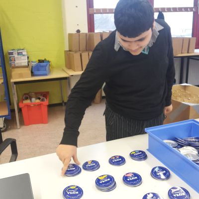 Mostafa sortiert Nivea-Dosen