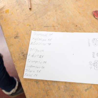 Sophia schreibt eine Liste für die fehlenden Memorybilder.