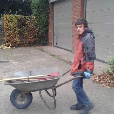 Ich hole die Schubkarre.