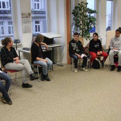 1. Frau Wiebel erzählt uns etwas zur Hamburger Abeitsassistenz..JPG